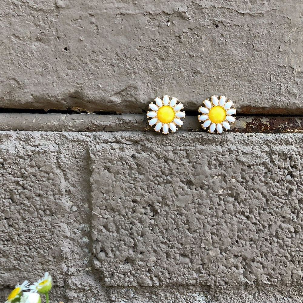 NWT Daisy Flower Stud Fashion Earrings - Picture 4 of 7